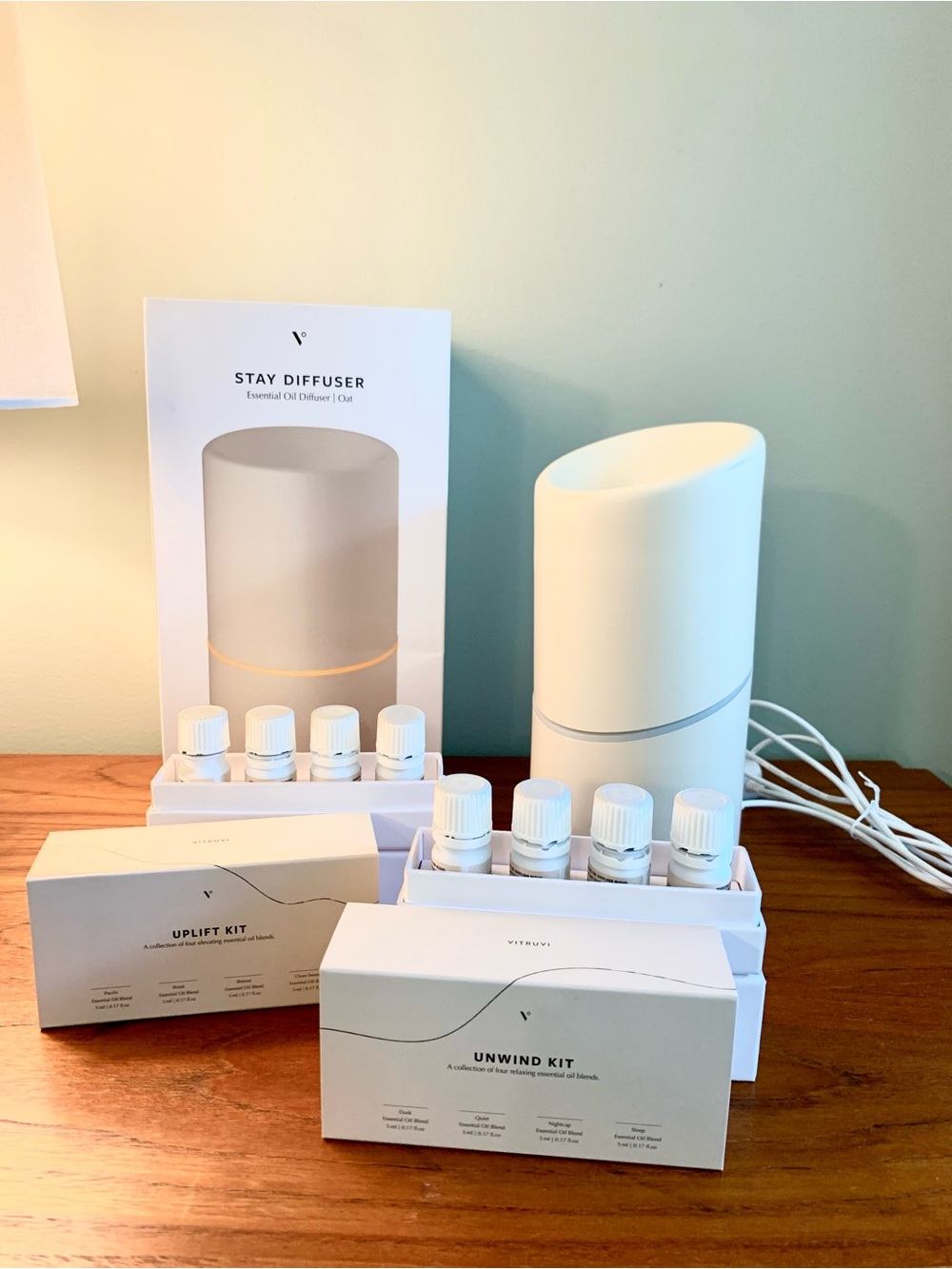 Vitruvi Stay Diffuser + 8 Essential  Oil Blends (Uplift + Unwind Kits) 18 hrs